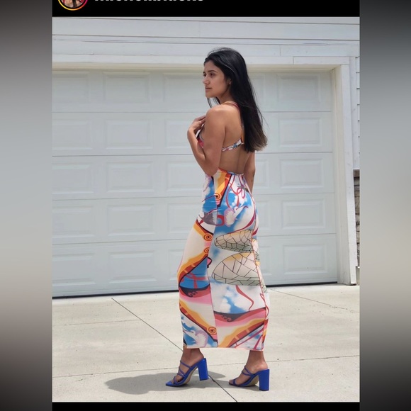 trendy dress with a few small threads sticking out in the seam - Picture 3 of 6